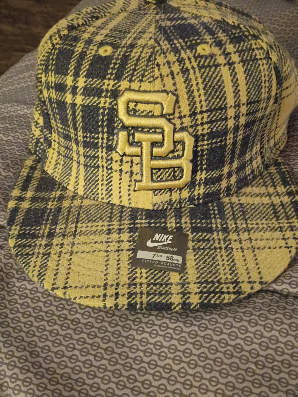 Nike SB  Plaid Fitted Cap in Yellow and Black NWT
